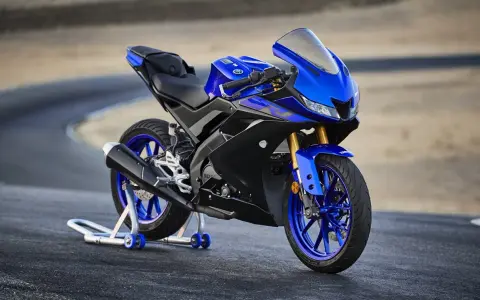 Moto deportiva azul, la moto 125 más rápida, lista para la pista.