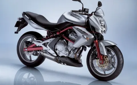 Kawasaki ER6n plateada, lista para la acción. Conoce su ficha técnica y prepárate para la carretera.