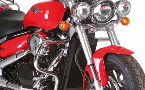 Detalle frontal de una Suzuki Intruder 800 en rojo brillante, con su **suzuki intruder 800 ficha técnica** visible en el guardabarros.