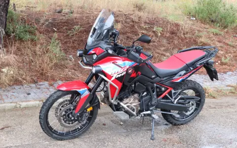 Honda Africa Twin roja y negra, lista para la aventura. Opiniones positivas sobre su rendimiento en todo terreno.