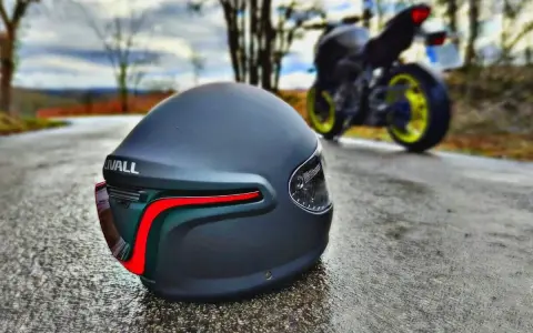 Casco negro mate con luces traseras rojas, listo para la aventura. Los mejores cascos de seguridad para tu moto.