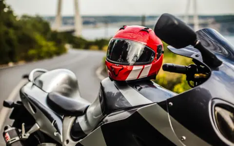 Casco rojo y blanco sobre una moto deportiva. Listo para limpiar interior casco y salir a la carretera.