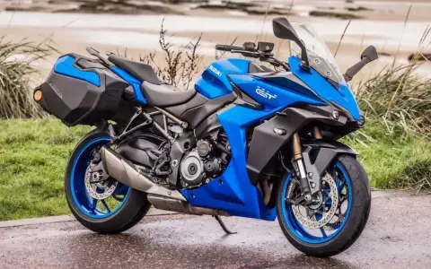 Suzuki azul lista para viajar. Estas motos sport turismo, con sus maletas integradas, invitan a la aventura en cualquier camino.