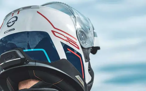 Casco Schuberth C5 blanco con detalles rojos y azules. Opiniones positivas sobre su diseño y comodidad.