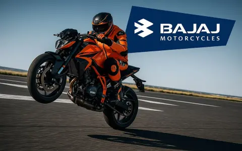 Motociclista en una Bajaj KTM naranja haciendo un caballito en una pista. El logo de Bajaj Motorcycles aparece en la esquina superior derecha.