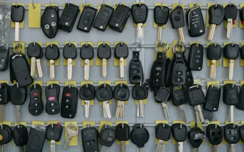 Un duplicado llave moto puede ser útil. Aquí hay muchas llaves de moto y coche colgadas.