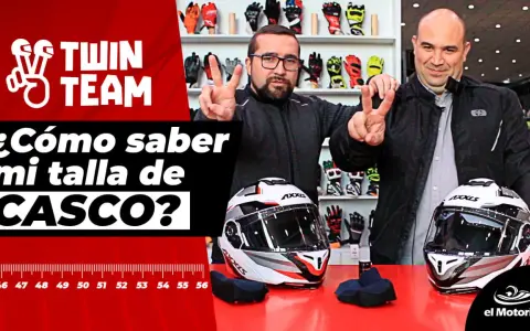 Dos hombres sonríen y muestran cascos de moto, listos para probar tallas. Fondo con guantes y cinta métrica.