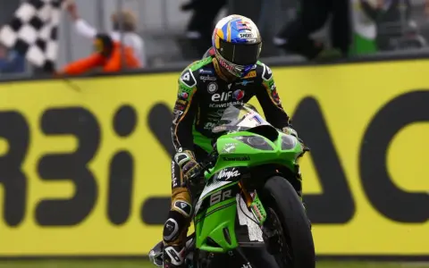 Kenan Sofuoğlu cruza la meta en su Kawasaki Ninja, con la bandera a cuadros ondeando.