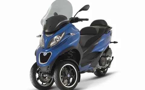 Azul brillante, una de las motos de tres ruedas más modernas y elegantes, lista para la aventura.