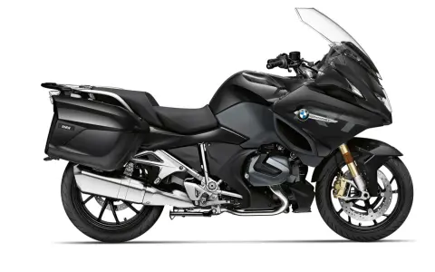 Moto BMW negra con maletas, ideal para aventuras y escapadas. Perfecta para motos para viajar en pareja.