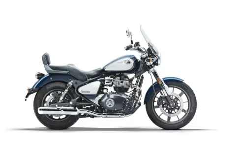 Royal Enfield Super Meteor 650: opiniones sobre su diseño cruiser azul y cromado, con asiento cómodo y parabrisas.
