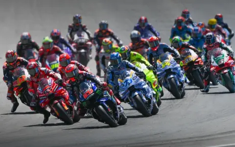 Carrera de MotoGP con varios pilotos en acción. ¡La emoción de la temporada 2026 ya se siente!