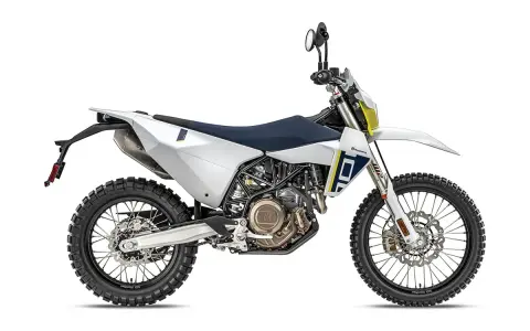 Motocicleta blanca y azul lista para la aventura, una verdadera máquina enduro pro con llantas todoterreno.