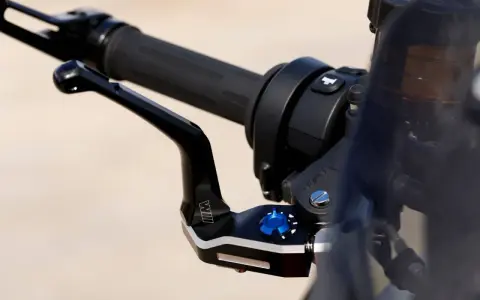 Manillar de moto con puño negro y maneta de freno negra ajustable. Ideal para cambiar puños moto y mejorar el control.