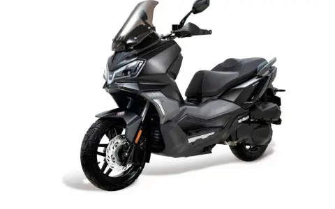 Scooter gris oscuro, ideal para tus desplazamientos urbanos. Diseñada para la ciudad, ofrece estilo y funcionalidad.
