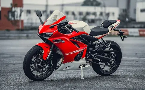 Deportiva Kove 450 RR roja y blanca, lista para la pista.