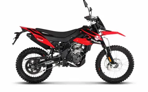 Moto roja y negra, estilo supermotard, ideal para explorar diferentes tipos de motos 125.