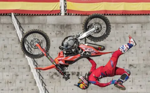 Dani Torres desafía la gravedad en un espectacular **dani torres freestyle**, volando por el aire con su moto.