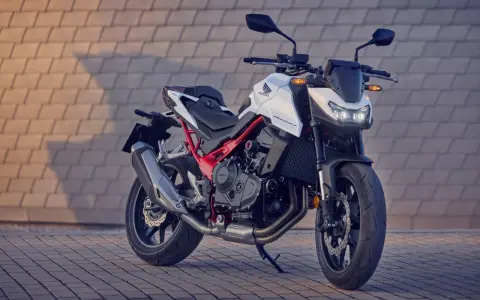 Honda Hornet 750: detalles de su ficha técnica en esta moto deportiva blanca y roja.