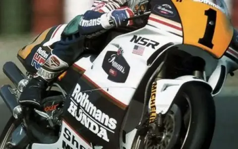 Eddie Lawson compite en una moto Honda NSR con el número 1.
