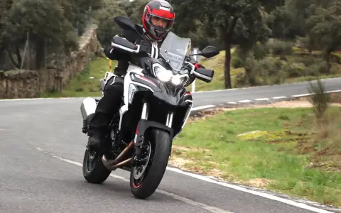 Motociclista prueba la Benelli TRK 702 X en carretera. Opiniones sobre su rendimiento y diseño.