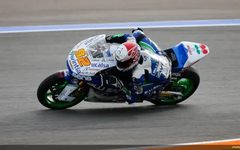 Alex Mariñelarena inclinado en su moto de carreras, con el número 26 y el logo de Avintia, compitiendo en la pista.