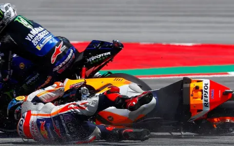 Jorge Lorenzo sufre una caída con su Honda en plena carrera. El piloto y su moto yacen en el asfalto.