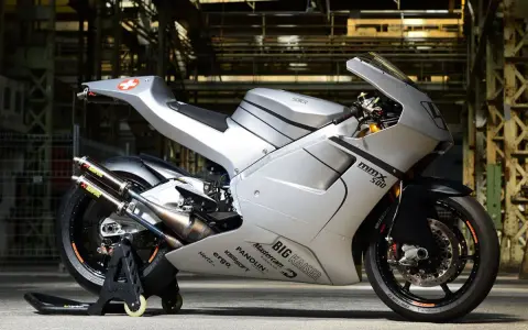 La Suter MMX 500, una moto de carreras plateada con detalles negros, lista para la pista.