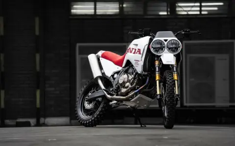 Honda Africa Twin Dakar lista para la aventura. Moto blanca y roja con doble faro y neumáticos todoterreno.