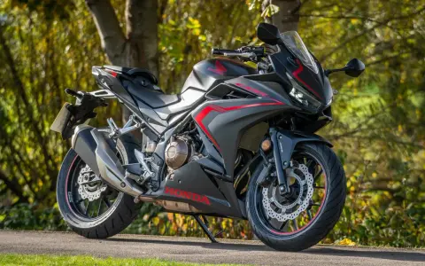 Honda CBR500R negra y roja, con detalles deportivos. Su peso es ideal para maniobrar con agilidad.