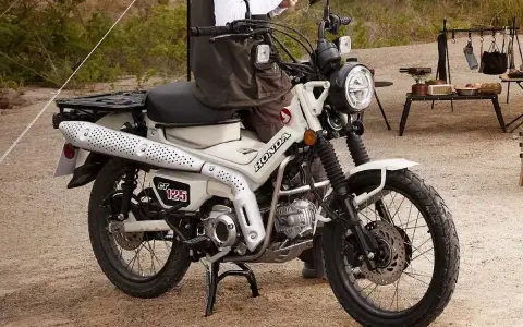 Honda CT 125 lista para la aventura. Su diseño robusto y el color blanco la hacen ideal para explorar caminos rurales o disfrutar de un día de campo.