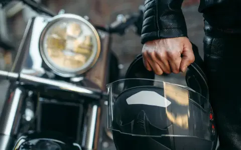 Motociclista con casco, listo para dar de baja una moto sin llevarlo al desguace.