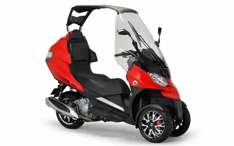 Moto 3 ruedas con techo, parabrisas y asiento doble, en color rojo brillante.