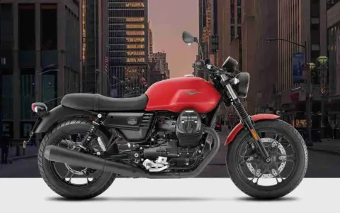 Moto Guzzi V7: detalles de su ficha técnica en un entorno urbano.