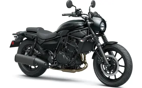 Moto custom negra, ideal para viajes. Con asiento doble y faro redondo, es una de las mejores motos custom para viajar.