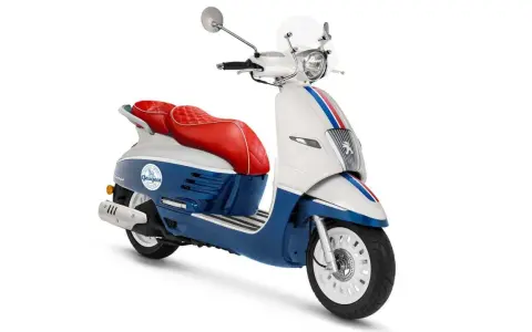 Scooter Peugeot Django 125 en blanco, azul y rojo. ¡Las opiniones sobre este modelo son excelentes!