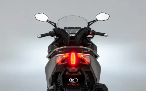 Vista trasera de la Kymco Super Dink 125. Sus luces LED rojas brillan, invitando a leer las kymco super dink 125 opiniones.