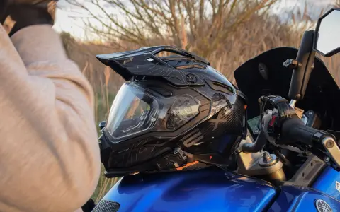 Casco de moto negro con diseño de mapa topográfico, listo para aprender como limpiar casco de moto.