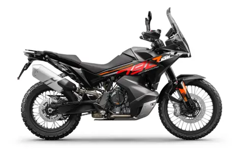 KTM 790 Adventure en gris oscuro con detalles naranjas y rojos. Opiniones sobre esta moto de aventura.
