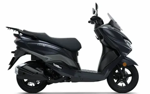 Scooter Burgman executive, color gris oscuro, con asiento negro y detalles rojos. Ideal para la ciudad.