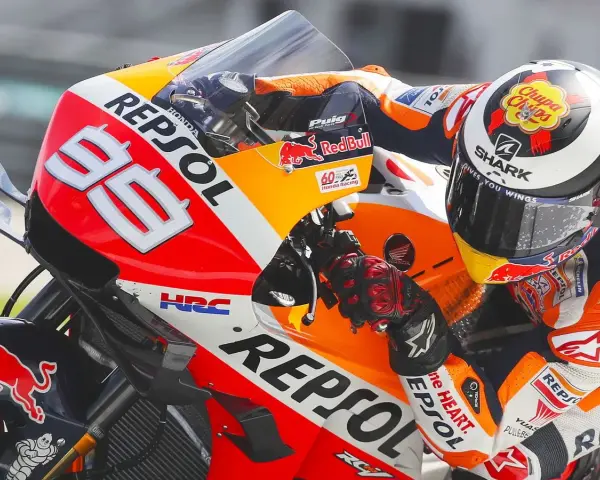 Jorge Lorenzo se retira. El piloto de MotoGP con el número 99, enfundado en su mono Repsol Honda, se inclina en la curva.