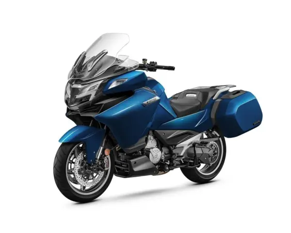 Motocicleta azul CFMOTO 1250 TR-G con maletas laterales, lista para la aventura.