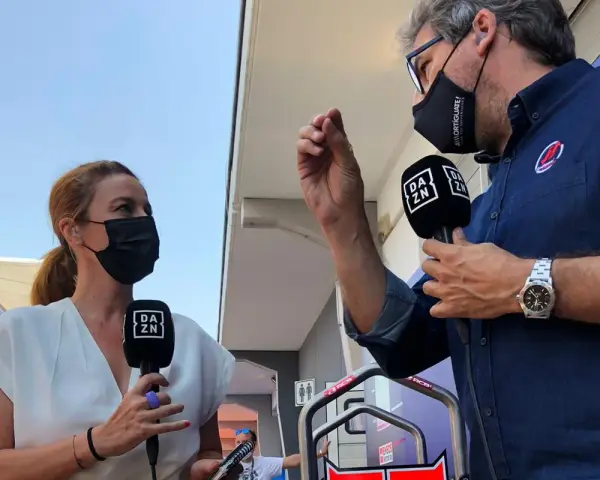 Entrevista a Juan Martínez sobre MotoGP. Dos periodistas con mascarillas sostienen micrófonos de DAZN.
