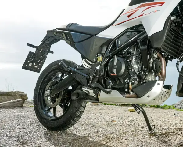 Detalle de la KTM 390 Adventure, lista para la acción. Conoce su ficha técnica y prepárate para la aventura.
