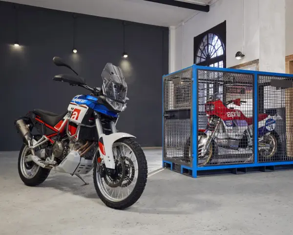 Dos motos Aprilia, una lista para la aventura y otra enjaulada, evocan el espíritu del Dakar.