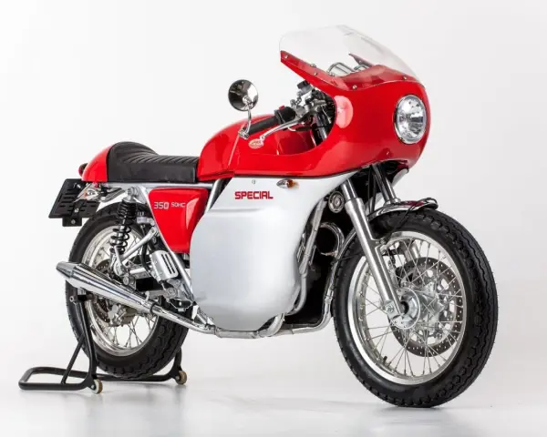 Jawa motos: una moto clásica roja y plateada con carenado, asiento negro y detalles cromados, lista para la carretera.