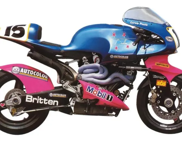 La moto de carreras Britten V1000, azul y rosa, con el número 15, lista para la pista.