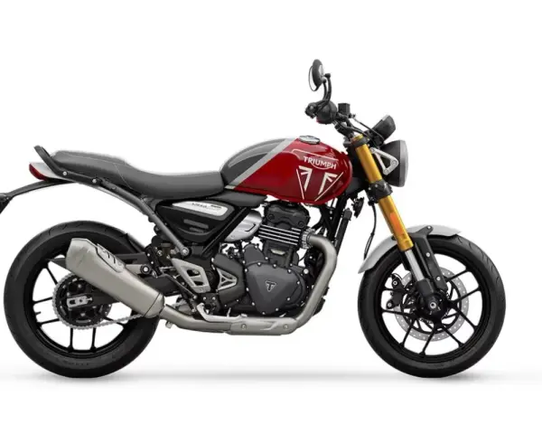 Una moto Triumph roja y gris, un ejemplo de motos neo retro, con horquilla dorada y escape plateado, lista para la aventura.