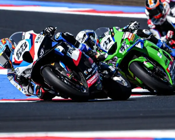 Pilotos compiten en una carrera de superbikes, inclinándose en una curva. ¡Así es donde ver superbikes!