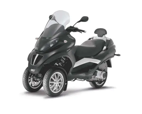 Elegante moto con dos ruedas delanteras, parabrisas alto y asiento doble.